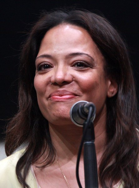 Luna Lauren Velez