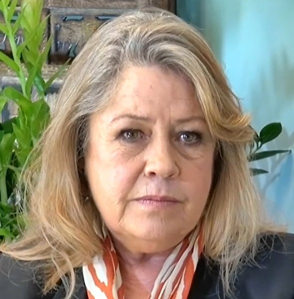 Noni Hazlehurst